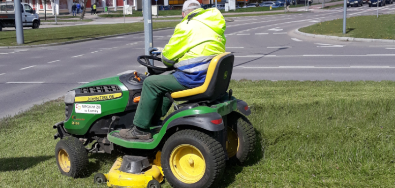 mężczyzna kosi trawę traktorkiem