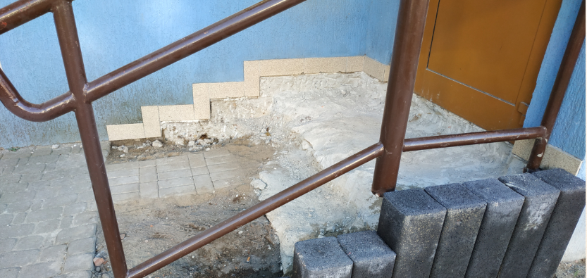 przebudowywanie schodów na ulicy Długiej