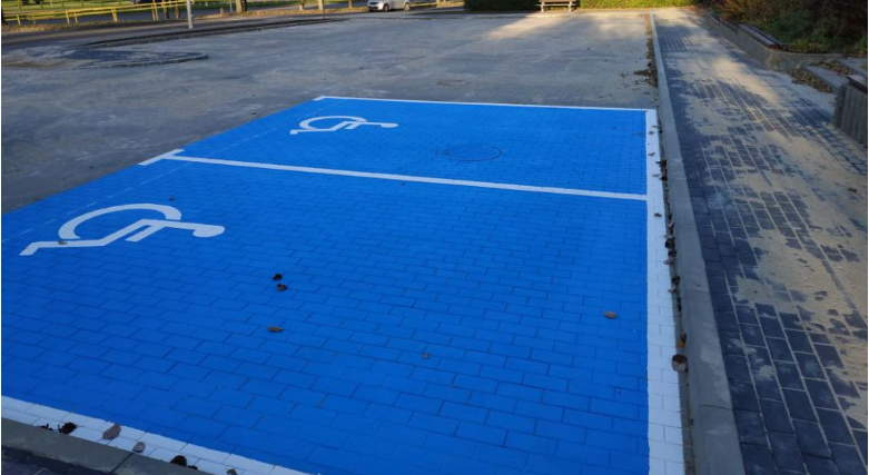 widok na dwa miejsca parkingowe dla osób niepełnosprawnych