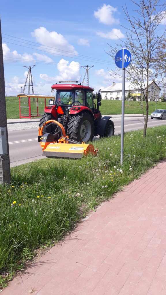 koszenie trawy kosiarką bijakową podpiętą do traktora